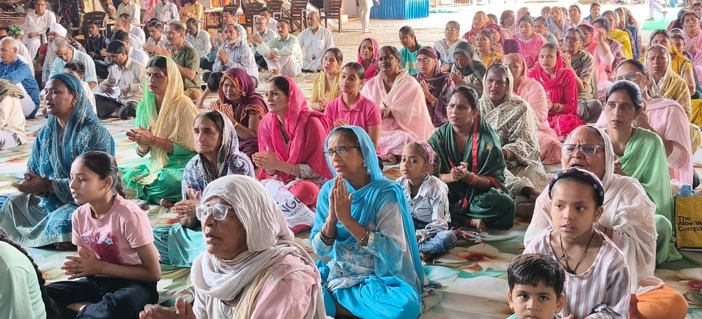 दिव्य ज्योति जाग्रति संस्थान आश्रम में साप्ताहिक सत्संग में प्रवचन करती साध्वी वंशिका भारती व अ