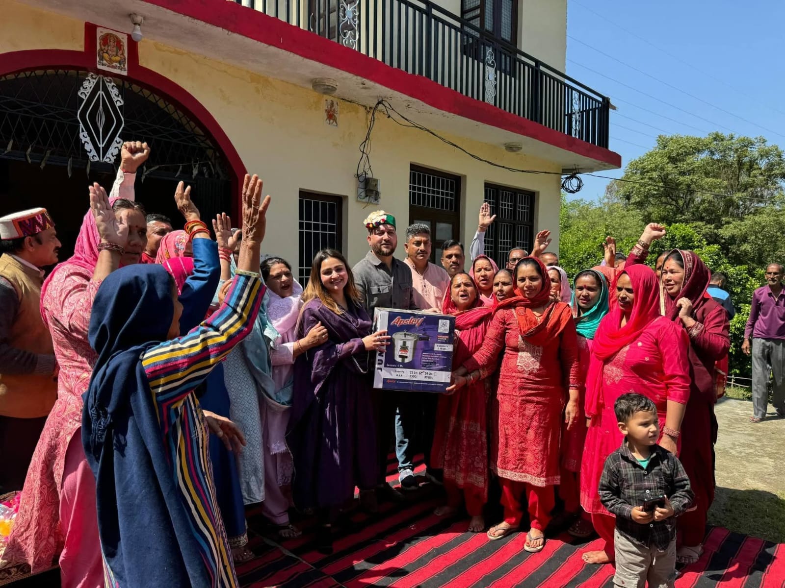 धरोग पंचायत में विधायक आशीष शर्मा व भगेटू पंचायत के पूर्व प्रधान अजय महिला मंडलों को कुकर भेंट 