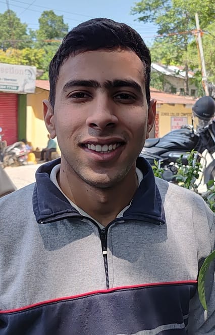 धर्मशाला के गर्ल्स स्कूल में एनडीए परीक्षा के लिए परीक्षा केंद्र में जाने से पहले अभ्यार्थियों