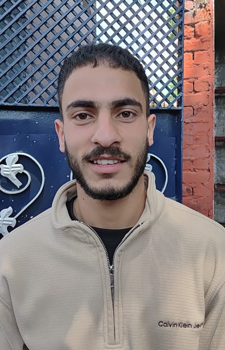 धर्मशाला के गर्ल्स स्कूल में एनडीए परीक्षा के लिए परीक्षा केंद्र में जाने से पहले अभ्यार्थियों