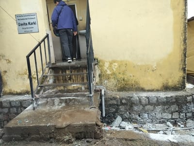 धर्मशाला के दाड़ी मेला मैदान के साथ शौचालय के बाहर फैली गंदगी। संवाद