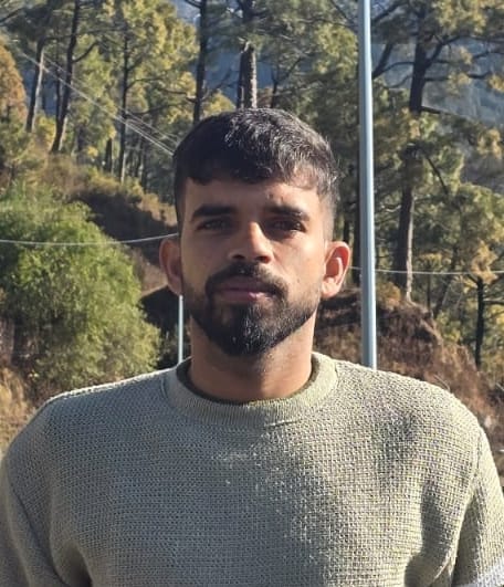 धर्मशाला के दाड़ी मेला मैदान के साथ शौचालय के बाहर फैली गंदगी। संवाद