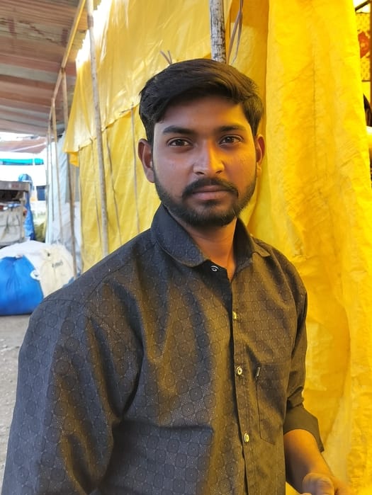 धर्मशाला के दाड़ी मेला मैदान के साथ शौचालय के बाहर फैली गंदगी। संवाद