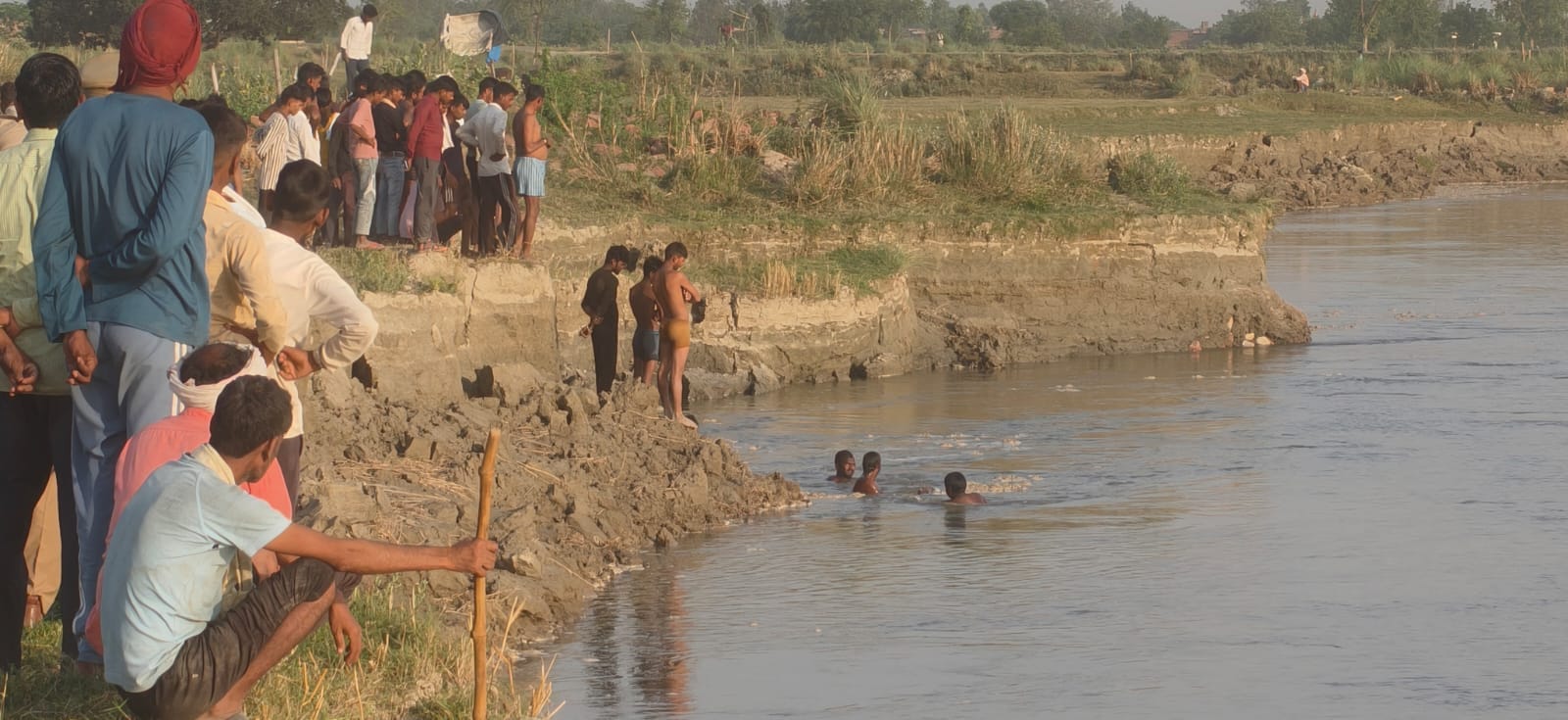 उसहैत थाना क्षेत्र में तीन बच्चों के गंगा नदी में डूबने के बाद एक बच्चे का शव मिलने पर शोकाकुल उसहैत थाना क्षेत्र में तीन बच्चों के गंगा नदी में डूबने के बाद एक बच्चे का शव मिलने पर शोकाकुल