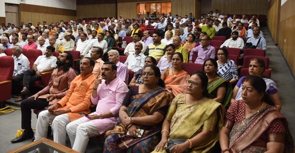 वरिष्ठ जन संवाद में बोलते राजनाथ सिंह। वरिष्ठ जन संवाद में बोलते राजनाथ सिंह।