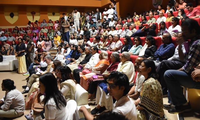 वरिष्ठ जन संवाद में बोलते राजनाथ सिंह। वरिष्ठ जन संवाद में बोलते राजनाथ सिंह।
