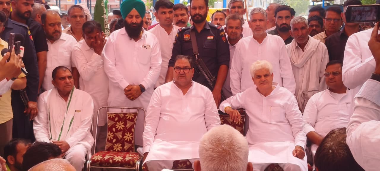 विरोध प्रदर्शन के लिए कैथल की जखौली अड्डा स्थित नई अनाज मंडी में जोट्टा बुग्गी लेकर पहुंचे इनै विरोध प्रदर्शन के लिए कैथल की जखौली अड्डा स्थित नई अनाज मंडी में जोट्टा बुग्गी लेकर पहुंचे इनै