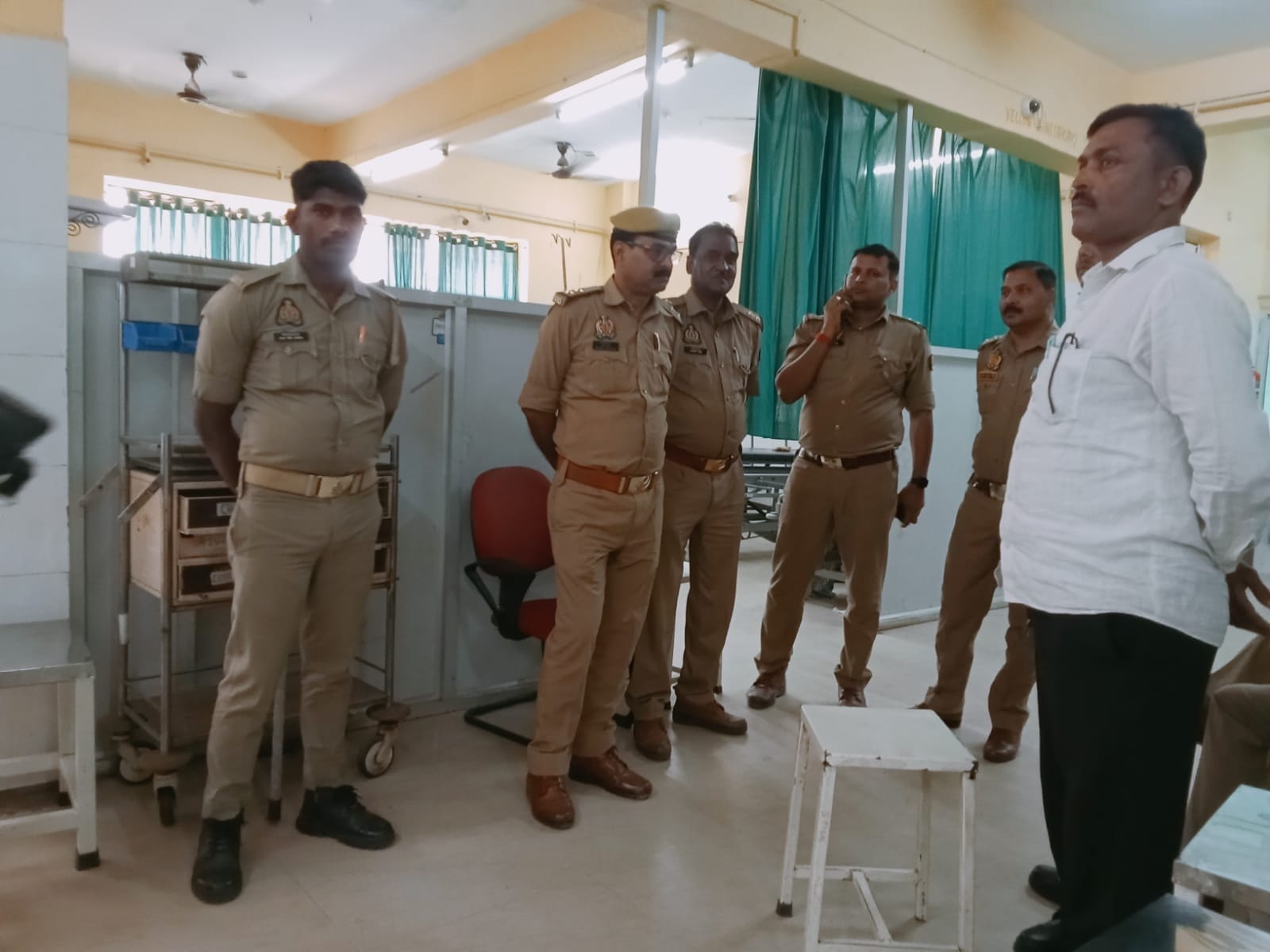 विंध्याचल के देवरी गांव में बैठे मृतक अधिवक्ता राजीव सिंह के परिजन। स्रोत- संवाद