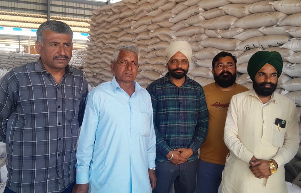 व्यासपुर अनाज मंडी का दौरा कर किसानों से बात करते भाकियू के पदाधिकारी। स्वयं व्यासपुर अनाज मंडी का दौरा कर किसानों से बात करते भाकियू के पदाधिकारी। स्वयं