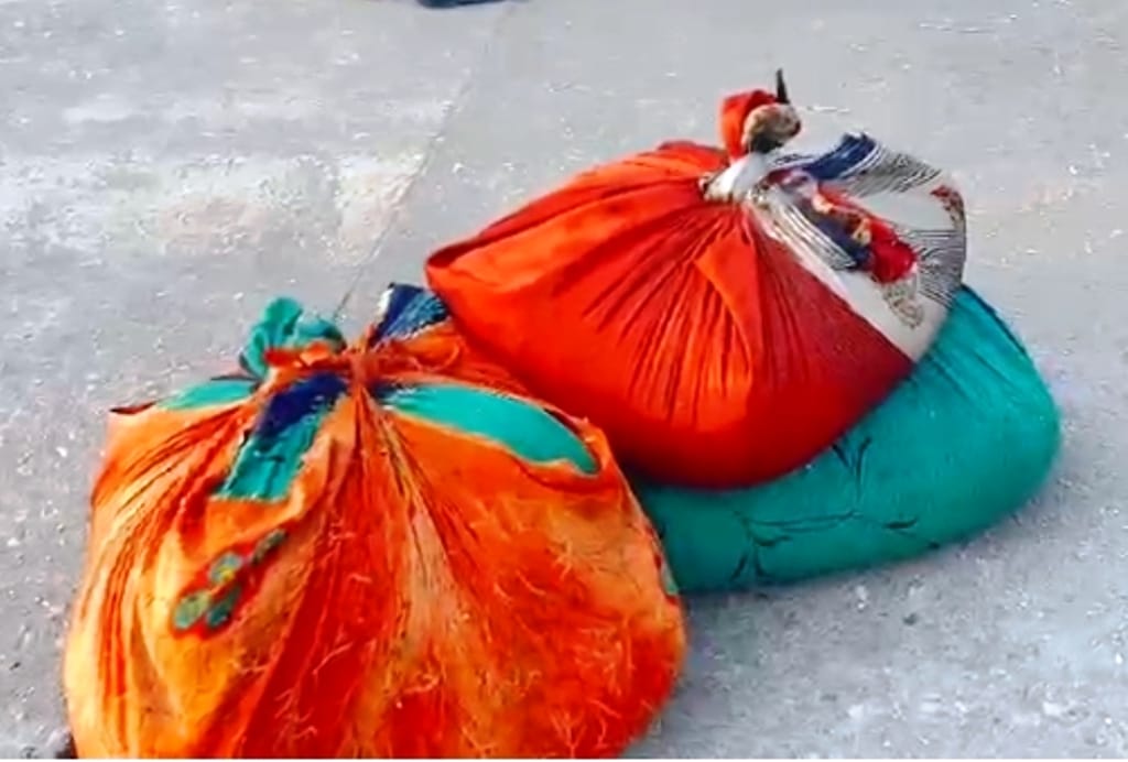 व्यासपुर अनाज मंडी में चोरी कर कपड़ों में बांधी गई गेहू। संवाद व्यासपुर अनाज मंडी में चोरी कर कपड़ों में बांधी गई गेहू। संवाद