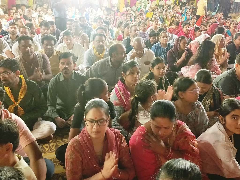 व्यासपुर के महर्षि वेदव्यास भवन में भजन सुनते श्रद्धालु। आयोजक व्यासपुर के महर्षि वेदव्यास भवन में भजन सुनते श्रद्धालु। आयोजक