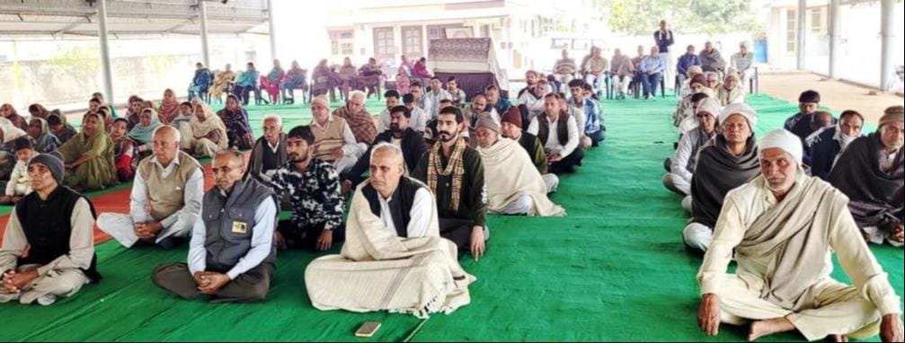 व्यासपुर में साप्ताहिक सत्संग में प्रवचन करते स्वामी कृष्ण कुमारानंद। आयोजक