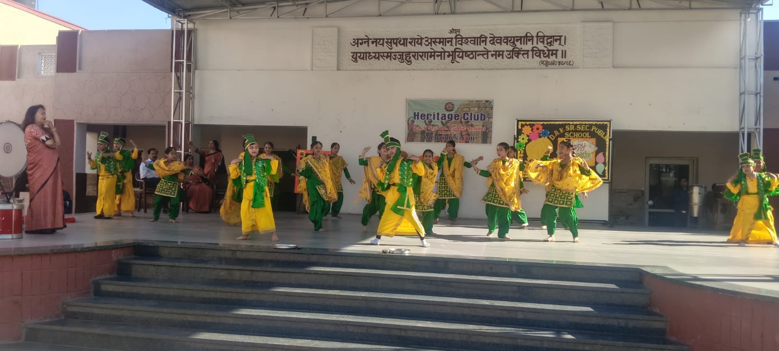 अंबाला सिटी के डीएवी स्कूल में कार्यक्रम के दौरान मौजूद बच्चे व गणमान्य। प्रवक्ता अंबाला सिटी के डीएवी स्कूल में कार्यक्रम के दौरान मौजूद बच्चे व गणमान्य। प्रवक्ता