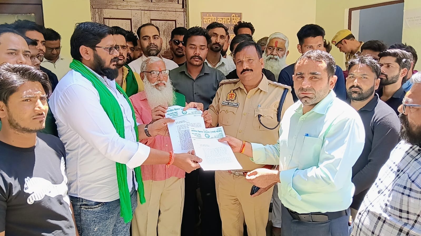 भाकियू अराजनैतिक के कार्यकर्ता तहसीलदार को सीएम के नाम ज्ञापन देते हुए। (मवाना) भाकियू अराजनैतिक के कार्यकर्ता तहसीलदार को सीएम के नाम ज्ञापन देते हुए। (मवाना)