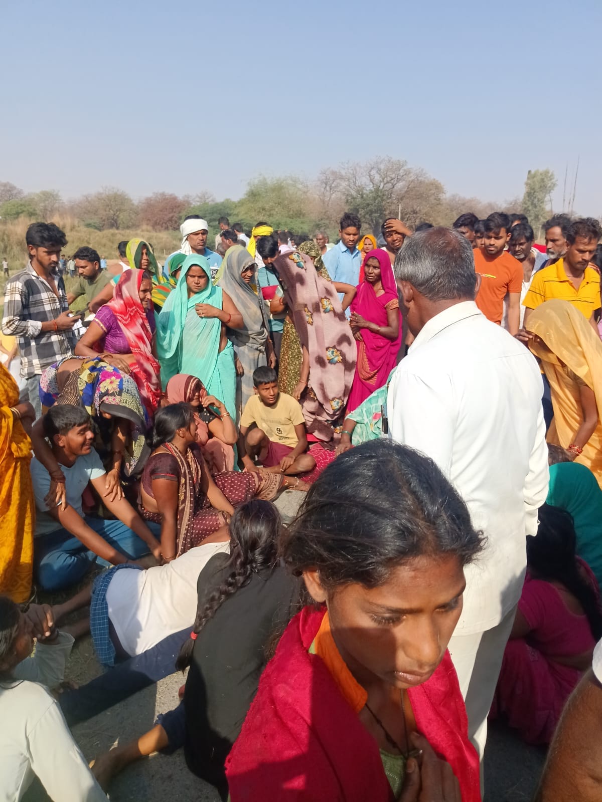 बहरिया के जुगनीडीह गांव में अज्ञात वाहन की टक्कर मृत राजेंद्र यादव की फाइल फोटो बहरिया के जुगनीडीह गांव में अज्ञात वाहन की टक्कर मृत राजेंद्र यादव की फाइल फोटो