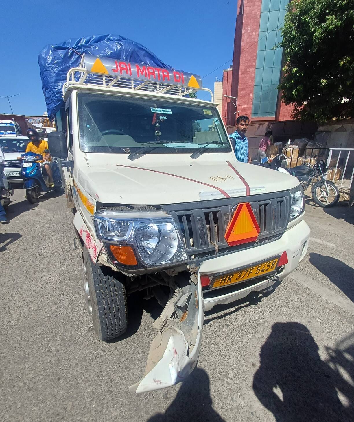 बस और पिकअप की टक्कर के बाद पहुंची पुलिस दोनों पक्षों को शांत करवाते हुए। संवाद बस और पिकअप की टक्कर के बाद पहुंची पुलिस दोनों पक्षों को शांत करवाते हुए। संवाद