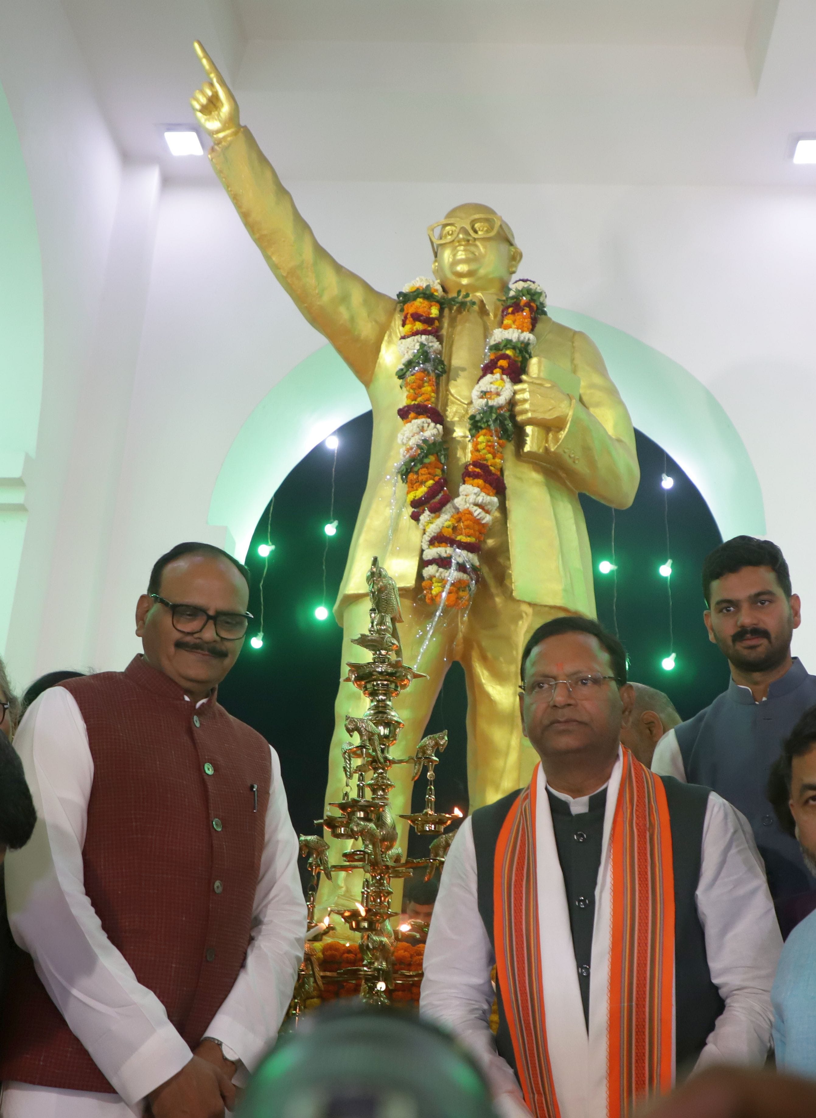 डाॅ. आंबेडकर की 50 प्रतिमा स्थलों पर एक साथ जलाए दीप डाॅ. आंबेडकर की 50 प्रतिमा स्थलों पर एक साथ जलाए दीप