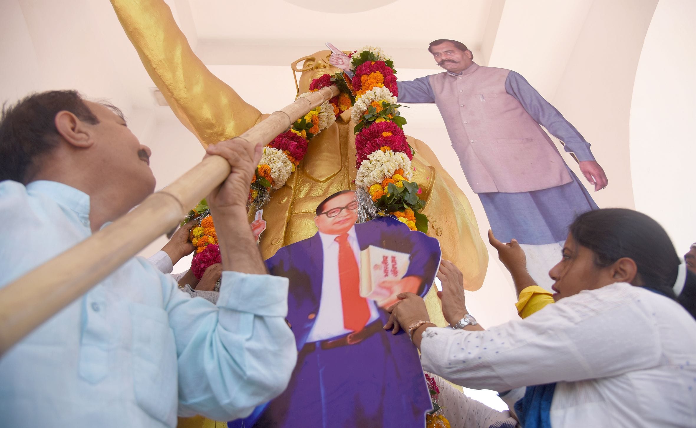 डॉ. आंबेडकर प्रतिमा तक जुलूस निकालकर उन्हें नमन किया गया। डॉ. आंबेडकर प्रतिमा तक जुलूस निकालकर उन्हें नमन किया गया।