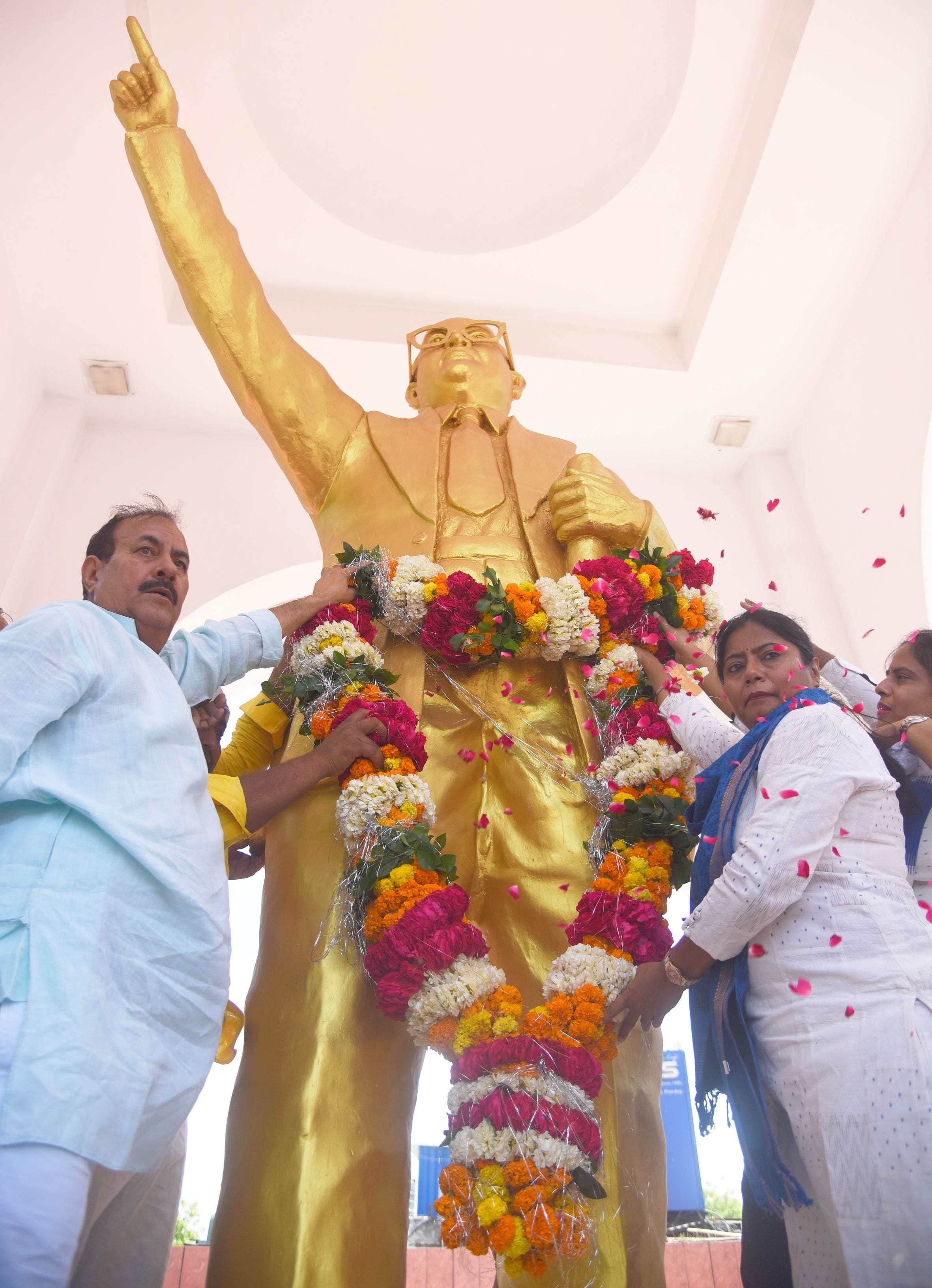 डॉ. आंबेडकर प्रतिमा तक जुलूस निकालकर उन्हें नमन किया गया। डॉ. आंबेडकर प्रतिमा तक जुलूस निकालकर उन्हें नमन किया गया।