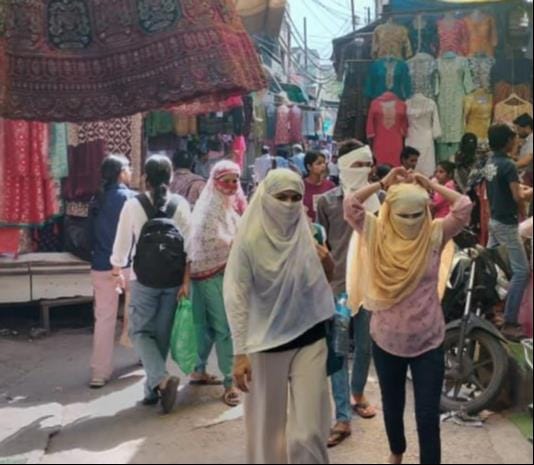एटा के अलीगंज रोड पर दोपहर के समय छाया सन्नाटा। संवाद एटा के अलीगंज रोड पर दोपहर के समय छाया सन्नाटा। संवाद