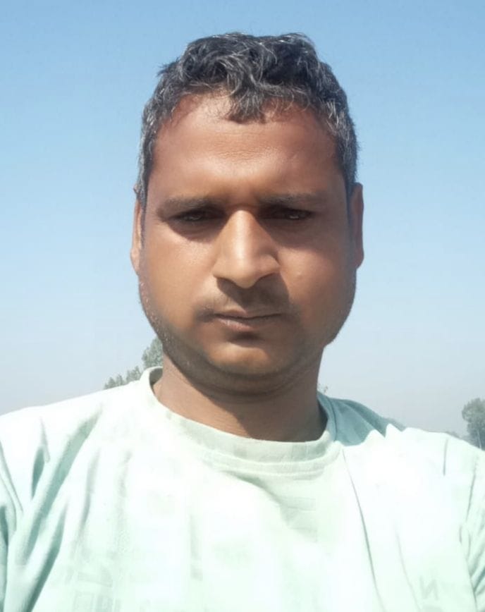 फोटो-11 फतेहपुर खालसा में डंडे के सहारे क्षतिग्रस्त बिजली लाइन। संवाद