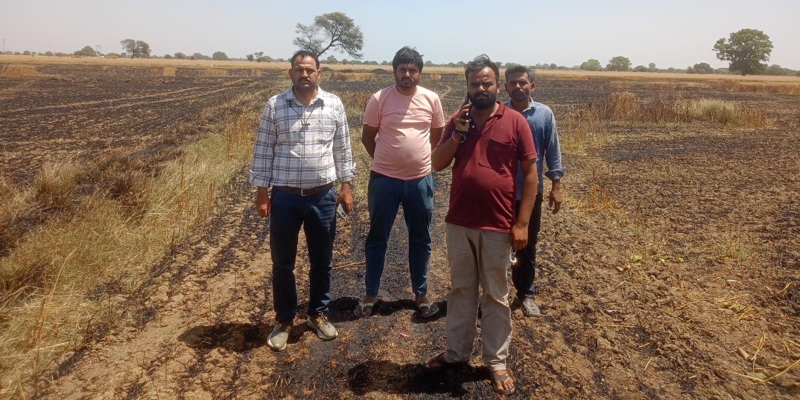 फोटो 13 एचएएमपी 24- टेढ़ा गांव में खेत पर आग बुझाते किसान। स्रोत: किसान फोटो 13 एचएएमपी 24- टेढ़ा गांव में खेत पर आग बुझाते किसान। स्रोत: किसान