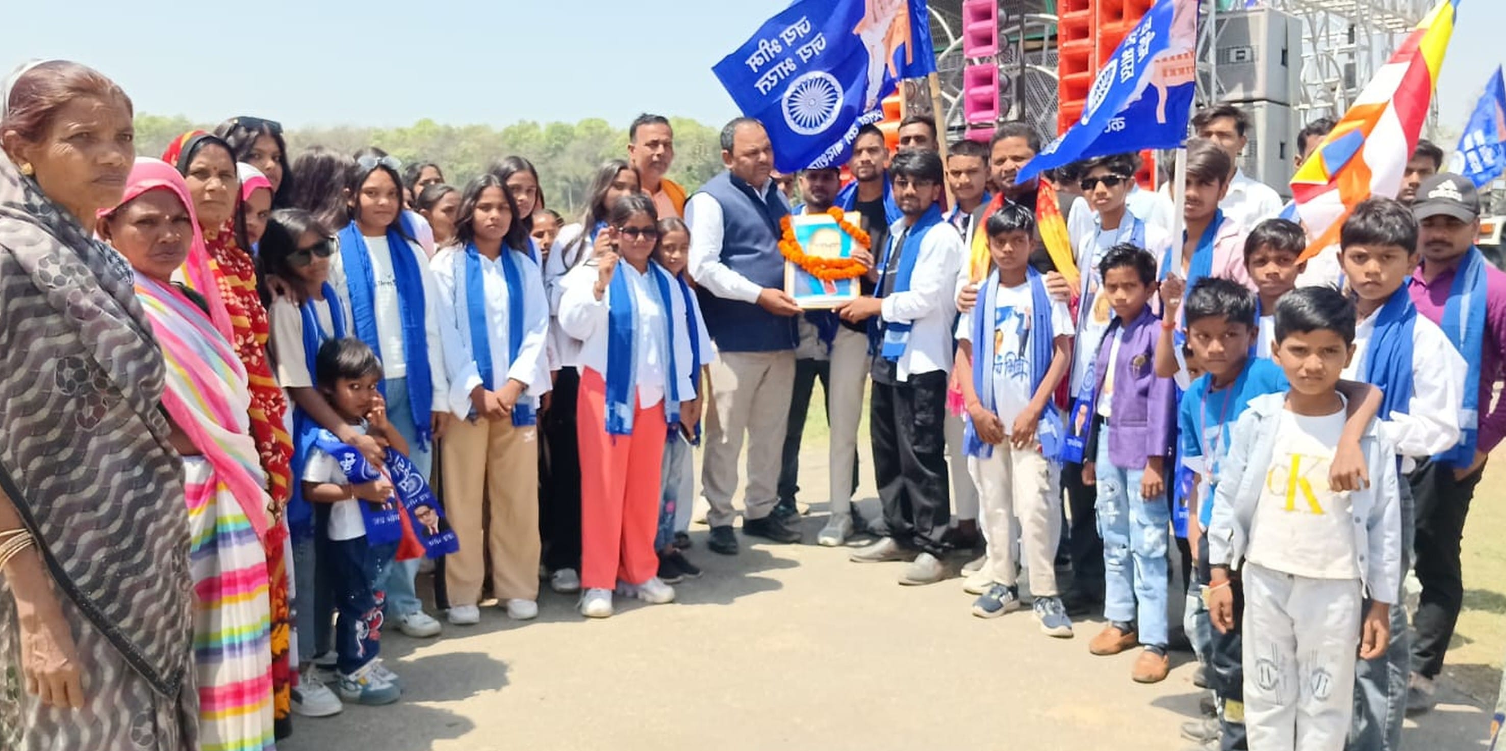 फोटो-21-बलरामपुर के आंबेडकर तिराहे पर डॉ. भीम राव आंबेडकर की प्रतिमा पर माल्यार्पण कर श्रद्धांज