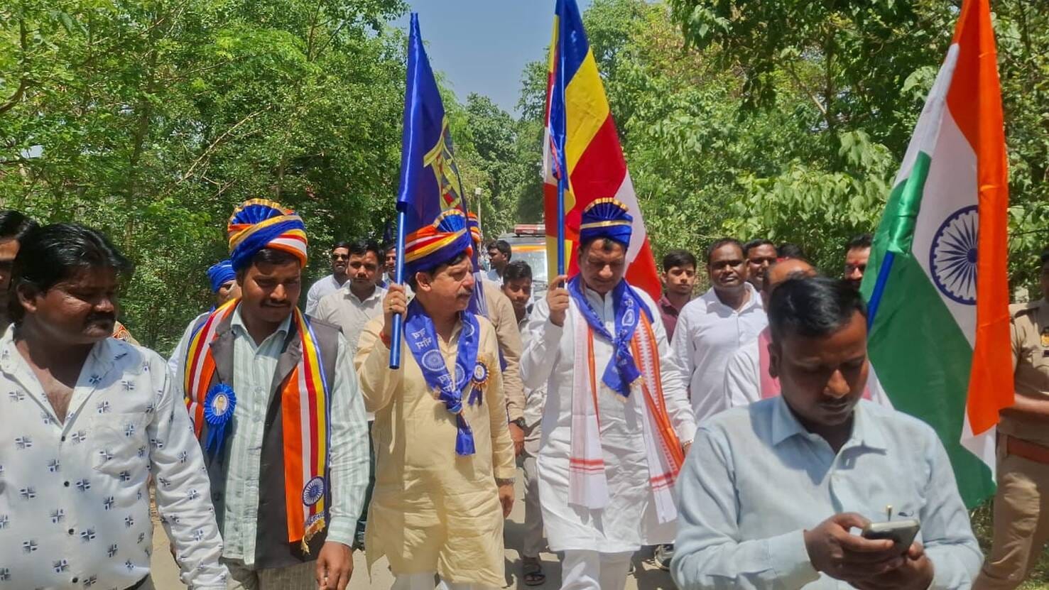 फोटो-21-बलरामपुर के आंबेडकर तिराहे पर डॉ. भीम राव आंबेडकर की प्रतिमा पर माल्यार्पण कर श्रद्धांज