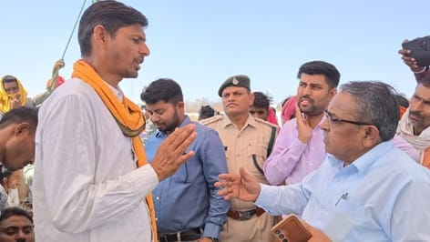 फोटो - 22 चिता पर लेटकर प्रदर्शन करते ग्रामीण। स्त्रोत: आंदोलनकर्ता