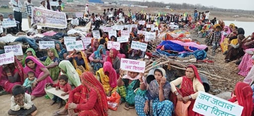 फोटो - 22 चिता पर लेटकर प्रदर्शन करते ग्रामीण। स्त्रोत: आंदोलनकर्ता