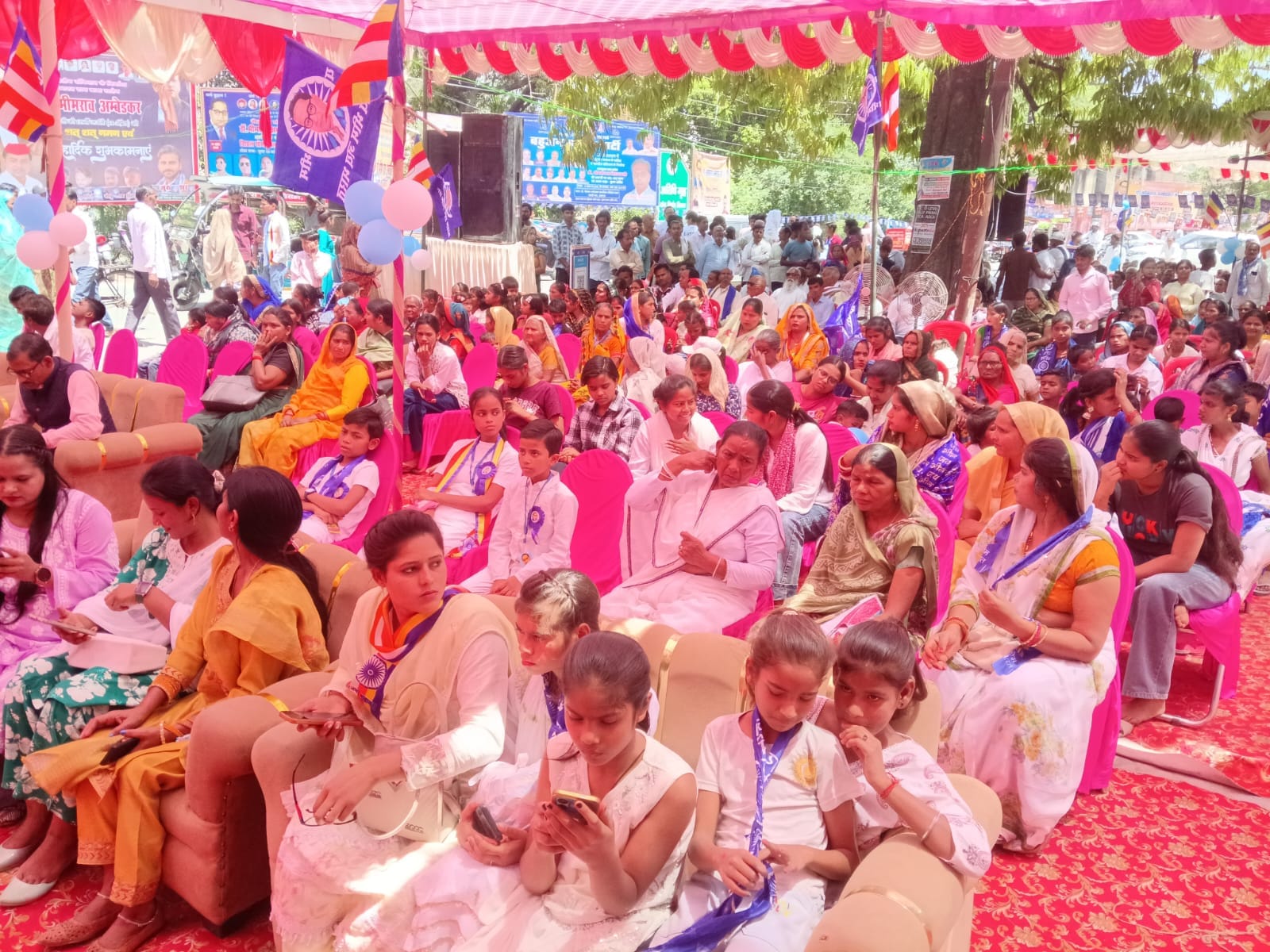 फोटो 28: गांधी भवन में सम्मेलन में बोलते केंद्रीय मंत्री कमलेश पासवान व मंचासीन जिला पंचायत अध्