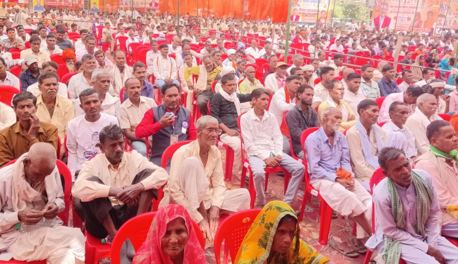 फोटो 28: गांधी भवन में सम्मेलन में बोलते केंद्रीय मंत्री कमलेश पासवान व मंचासीन जिला पंचायत अध्