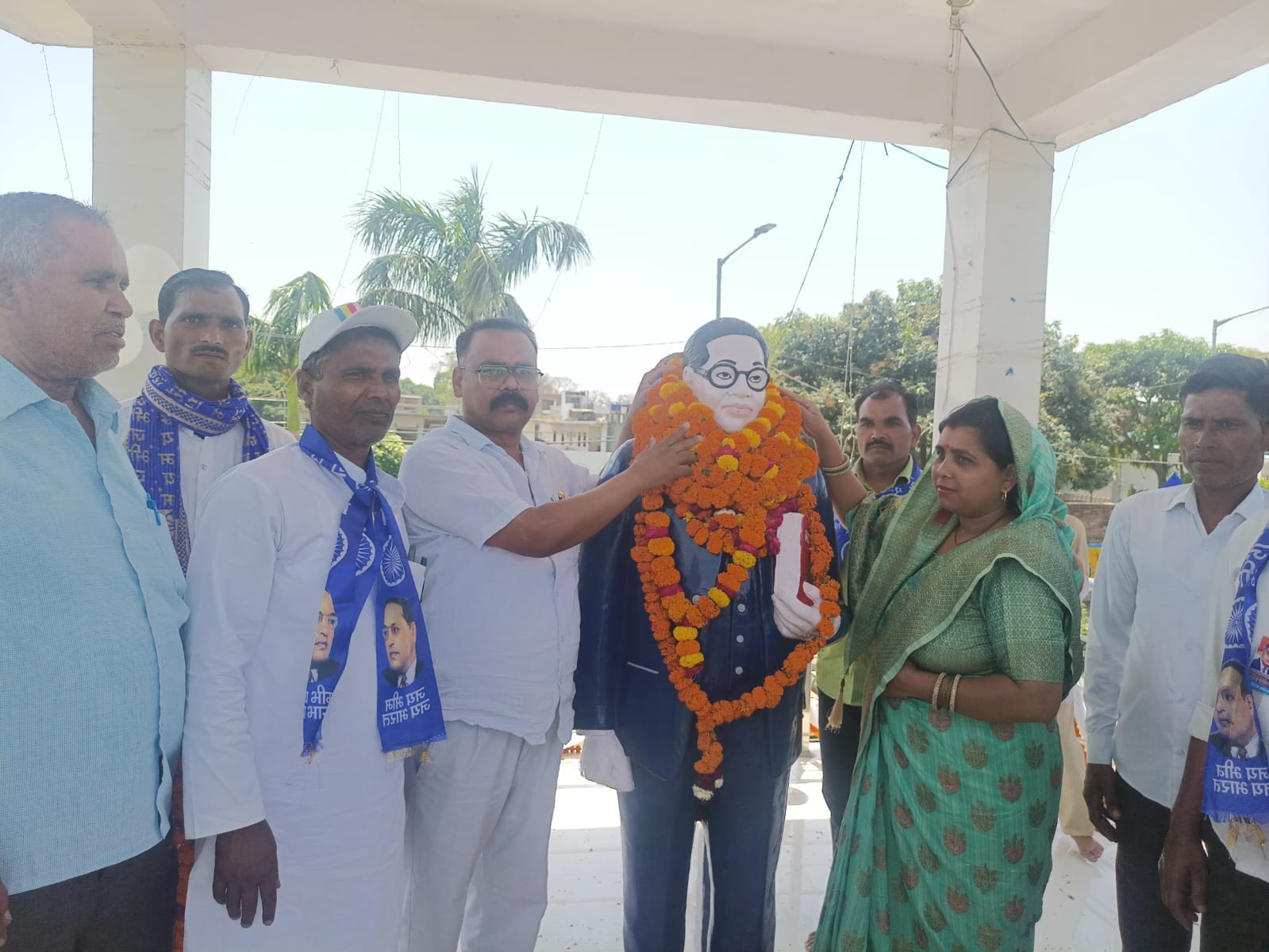 फोटो 28: गांधी भवन में सम्मेलन में बोलते केंद्रीय मंत्री कमलेश पासवान व मंचासीन जिला पंचायत अध्