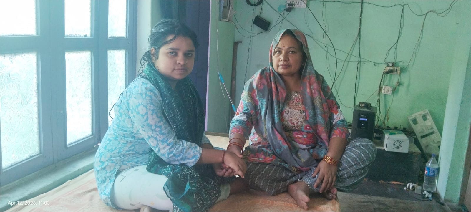 फोटो-29- जनसेवा केंद्र में राशनकार्ड में बेटियों के नाम जोड़ने के लिए आवेदन करते राजीव कुमार। स फोटो-29- जनसेवा केंद्र में राशनकार्ड में बेटियों के नाम जोड़ने के लिए आवेदन करते राजीव कुमार। स