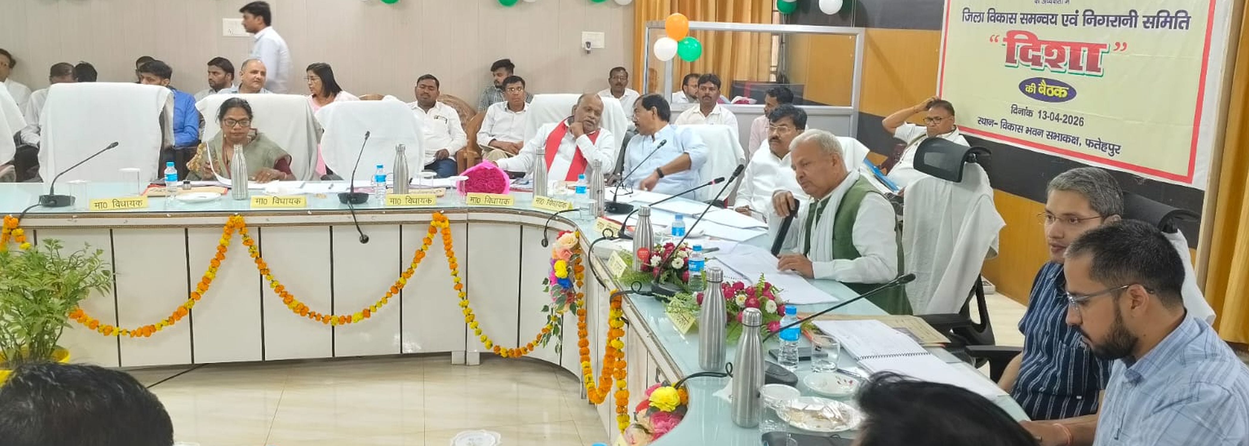 फोटो-31-विकास भवन सभागार में बैठक के दौरान निर्देश देते सांसद नरेश उत्तम। स्रोत सूचना