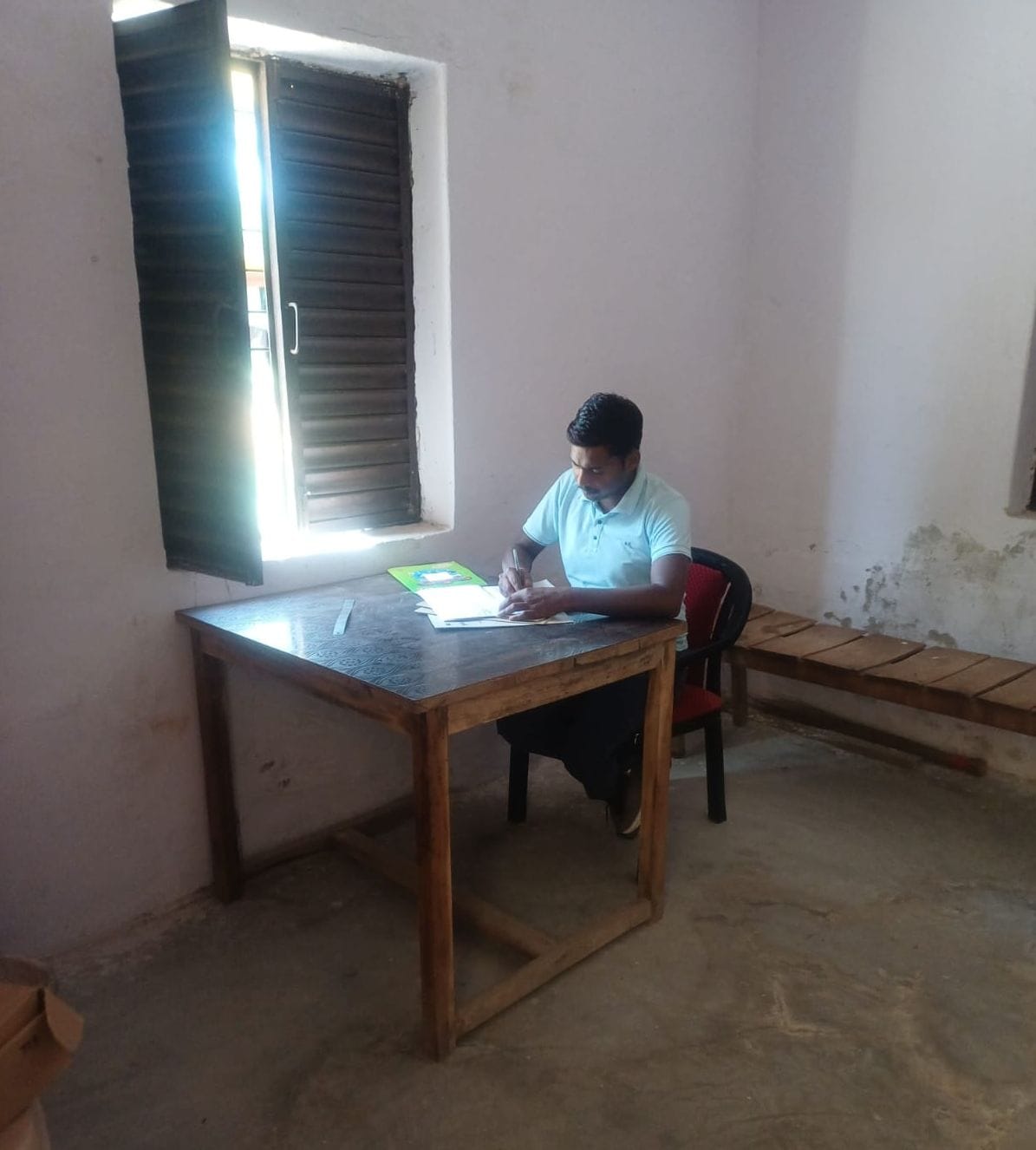 फोटो-35-बांगरमऊ नवीन मंडी परिसर में संचालित केंद्र पर बोरे न होने से बंद खरीद। संवाद