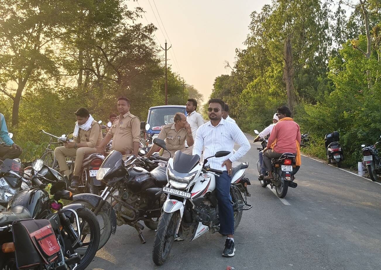 फोटो-41-गैस मिलने की उम्मीद में सिलिंडर लिए बैठी महिलाएं। संवाद फोटो-41-गैस मिलने की उम्मीद में सिलिंडर लिए बैठी महिलाएं। संवाद