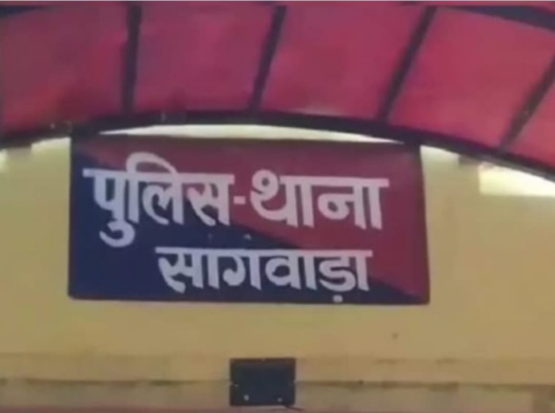 गिरफ्तार आरोपियों से जब्त मोबाइल और सिम।