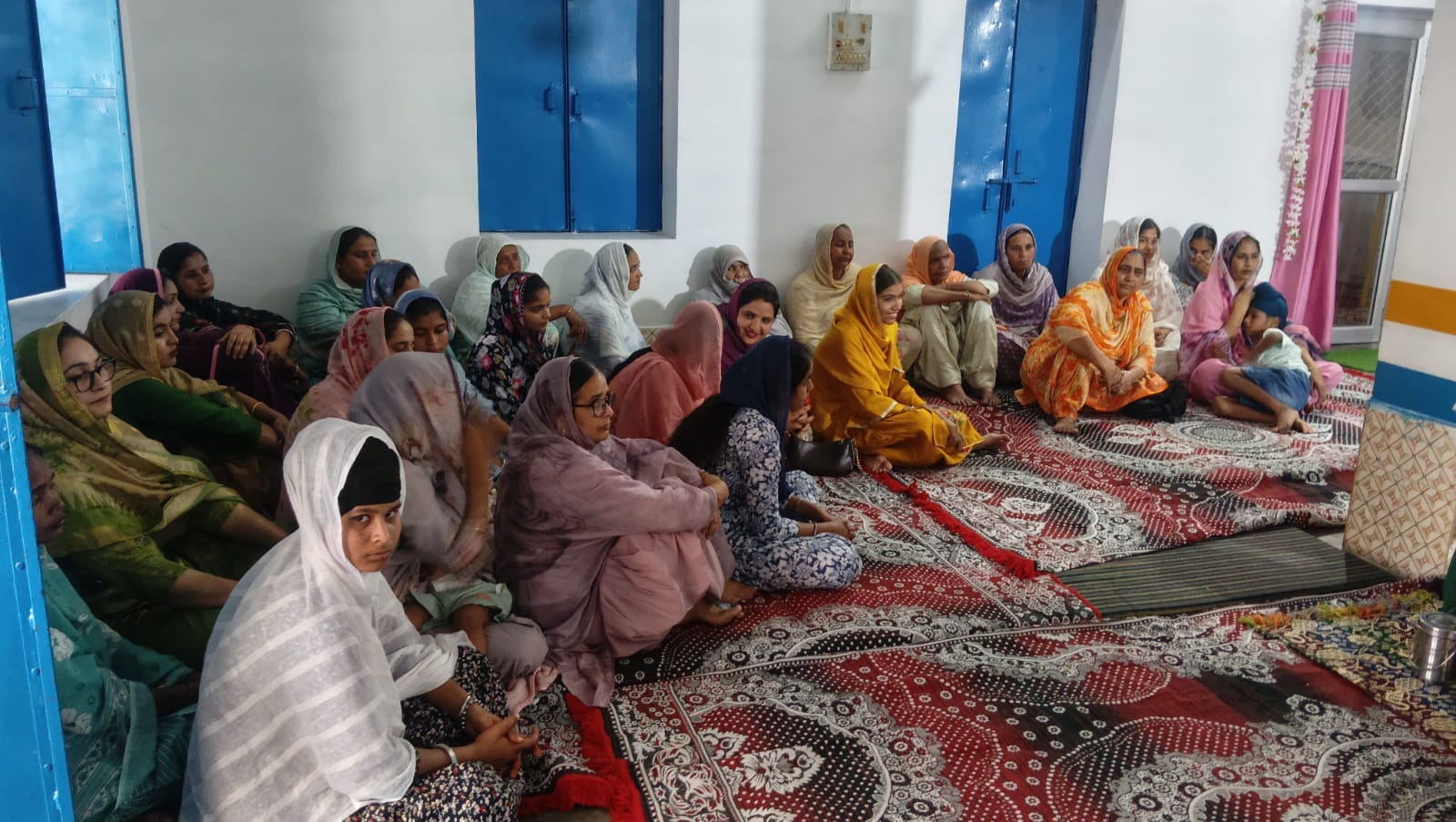 गुरुद्वारा गुरुसिंह सभा में चलता वैराग्यमयी गुरबाणी कीर्तन।  संवाद