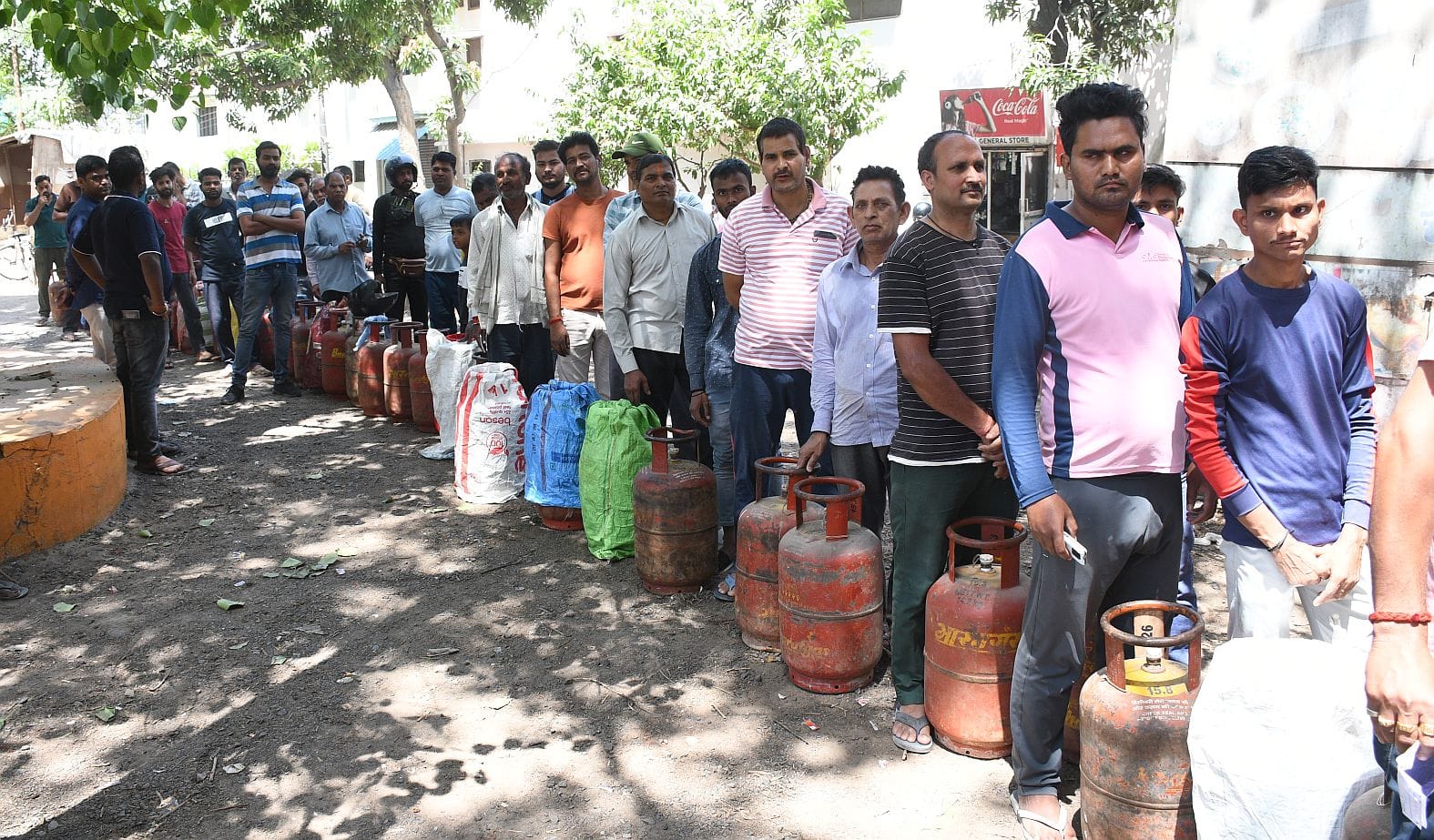 गैस सिलिंडर लेने पहुंचे लोग।