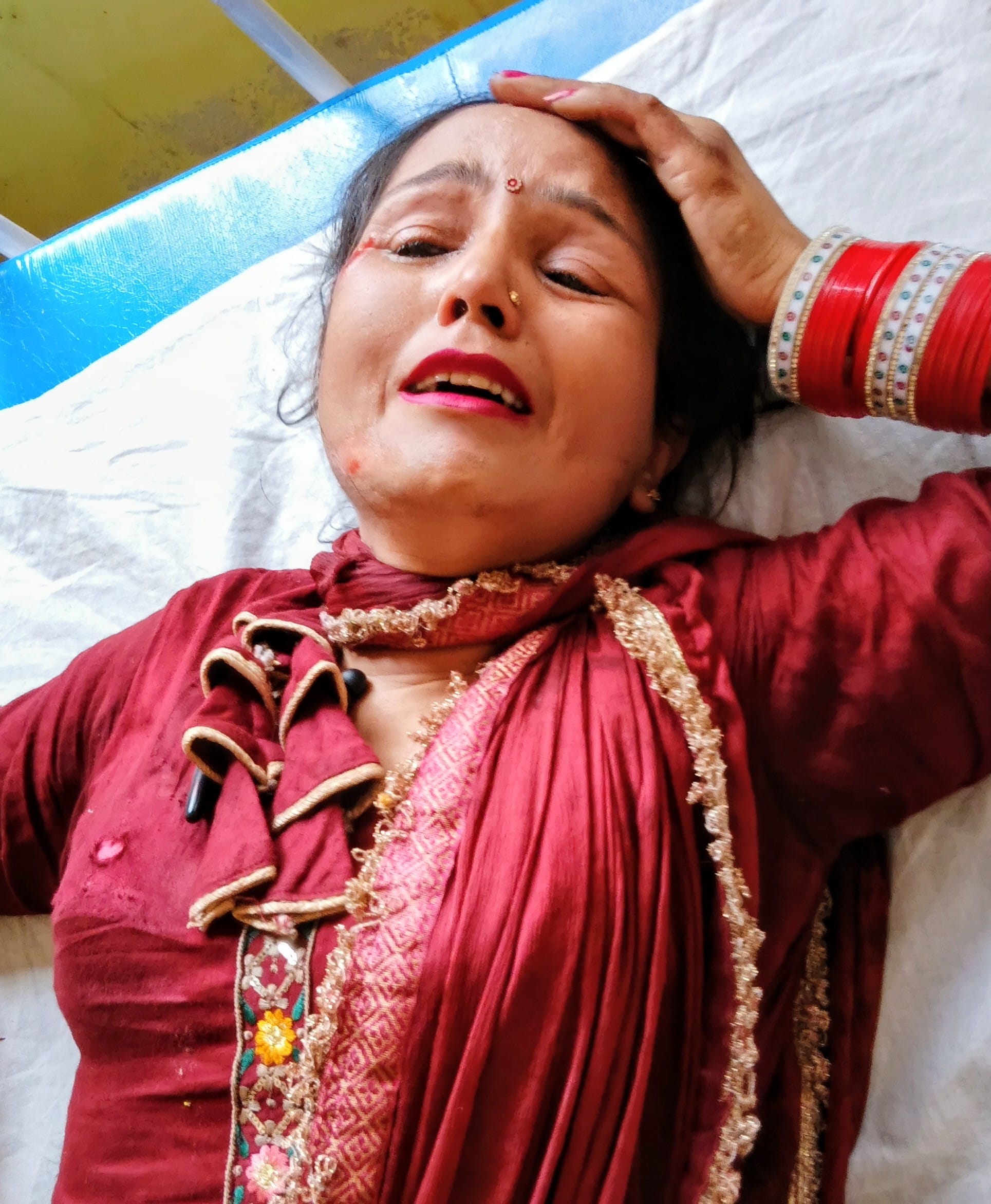 घायल बाइक पर सवार हरबीर निवासी रामराज। (मवाना)