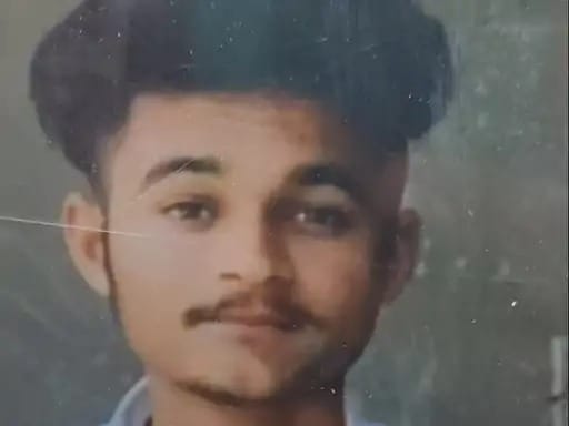 इस्माईलाबाद। गांव लौटनी के समीप नेशनल हाईवे पर दुर्घटना ग्रस्त कार का निरीक्षण करती पुलिस। संवा इस्माईलाबाद। गांव लौटनी के समीप नेशनल हाईवे पर दुर्घटना ग्रस्त कार का निरीक्षण करती पुलिस। संवा