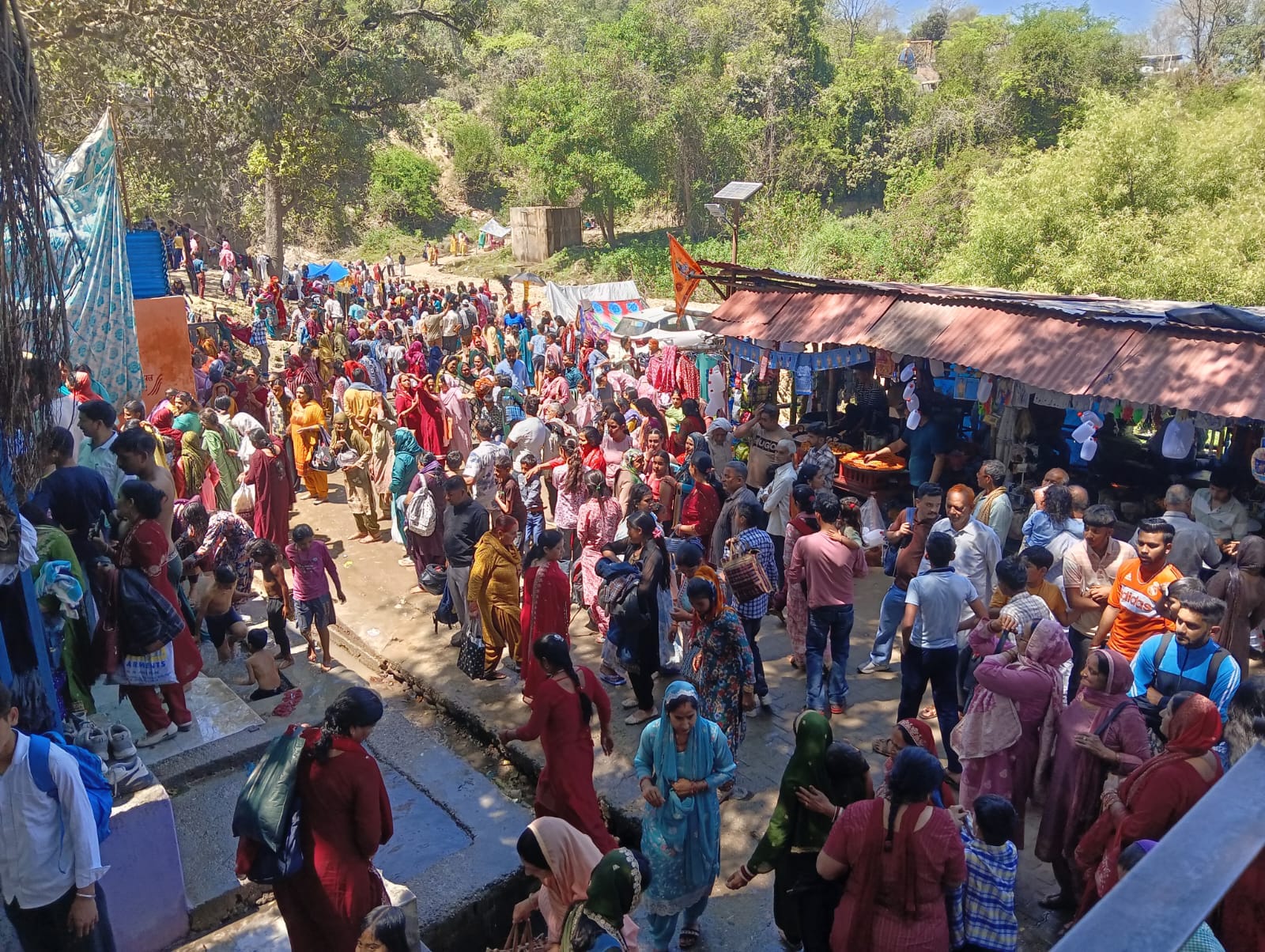 इंदौरा में बैशाखी पर ब्यास नदी के सुरडवां पतन में स्नान के लिए दिनभर लोगों की भीड़ उमड़ती रही। 