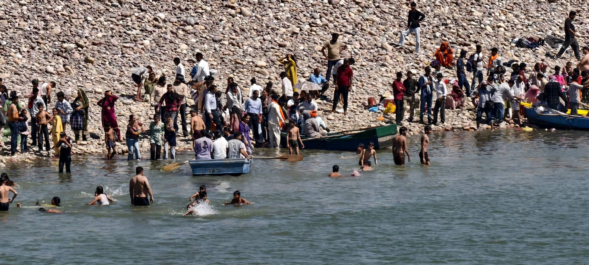 इंदौरा में बैशाखी पर ब्यास नदी के सुरडवां पतन में स्नान के लिए दिनभर लोगों की भीड़ उमड़ती रही। 