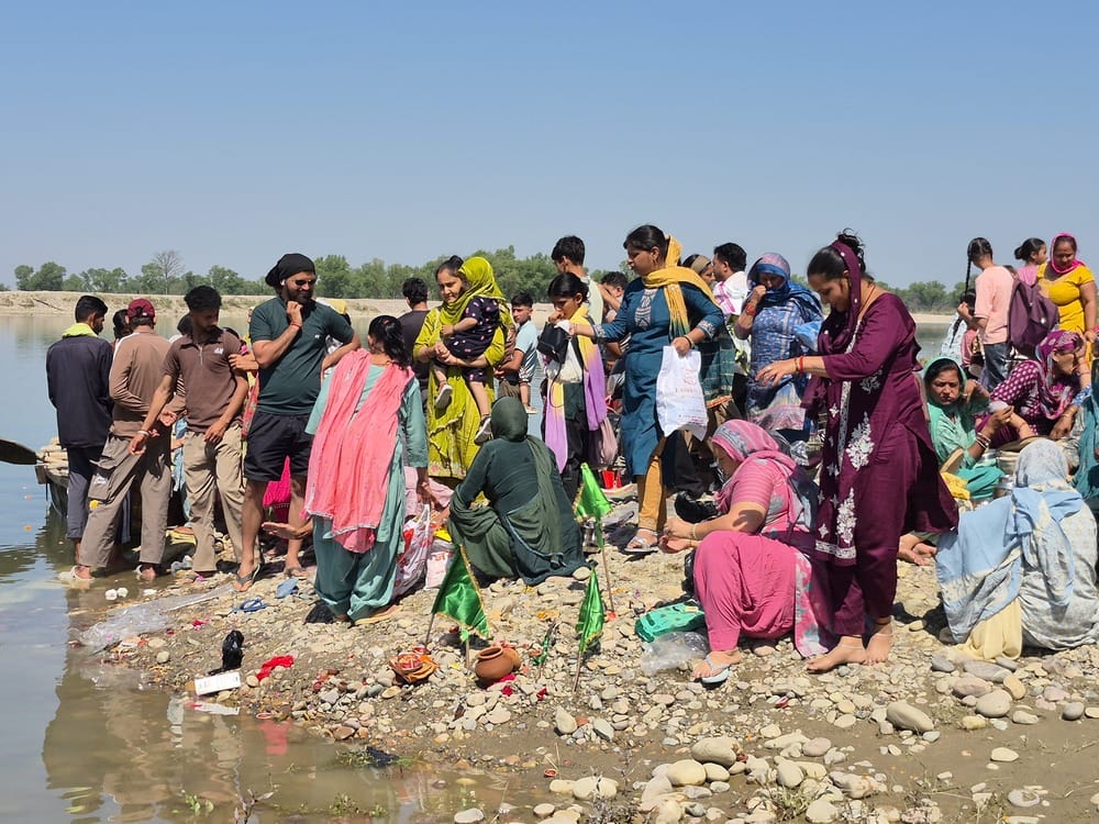 इंदौरा में बैशाखी पर ब्यास नदी के सुरडवां पतन में स्नान के लिए दिनभर लोगों की भीड़ उमड़ती रही। 