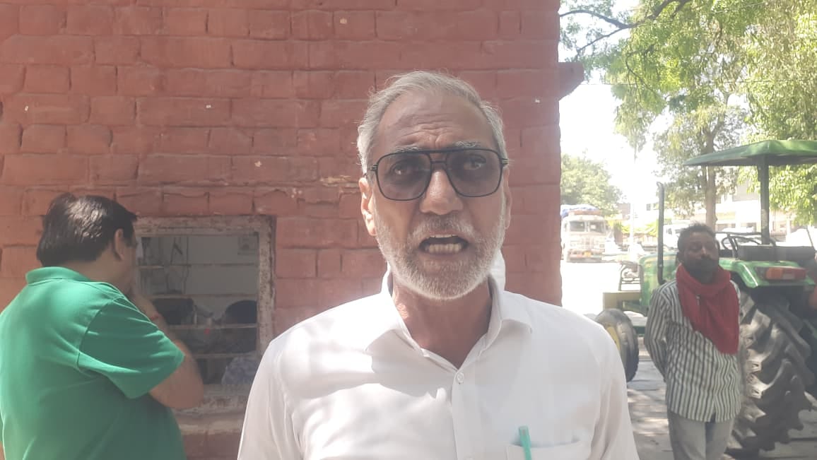 जगाधरी अनाज मंडी में बायोमेट्रिक न होने से लगी ट्रालियों की लाइन। संवाद