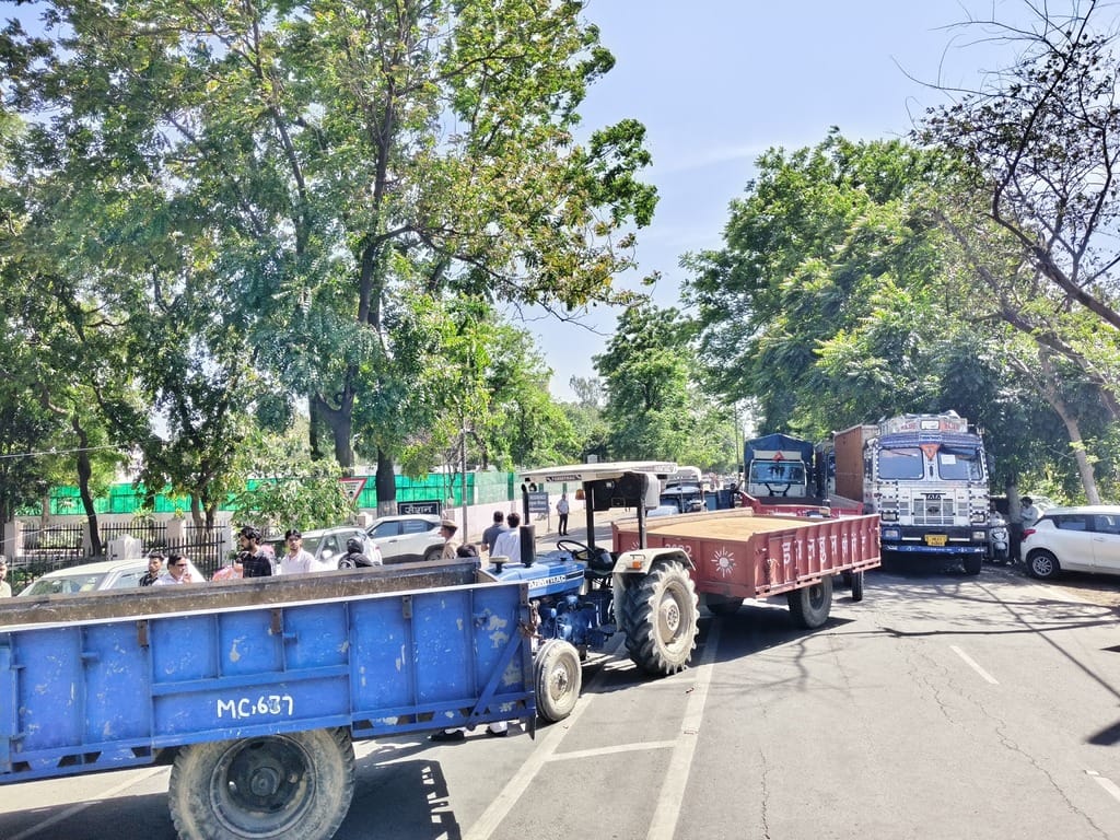 जगाधरी अनाज मंडी में बायोमेट्रिक न होने से लगी ट्रालियों की लाइन। संवाद