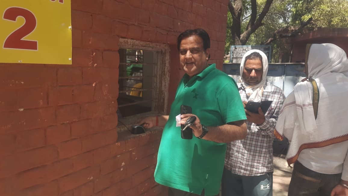 जगाधरी अनाज मंडी में बायोमेट्रिक न होने से लगी ट्रालियों की लाइन। संवाद