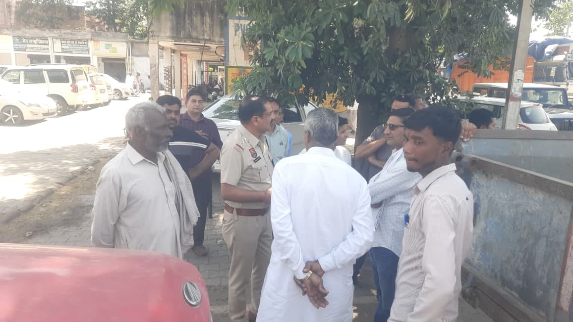जगाधरी अनाज मंडी में बायोमेट्रिक न होने से लगी ट्रालियों की लाइन। संवाद