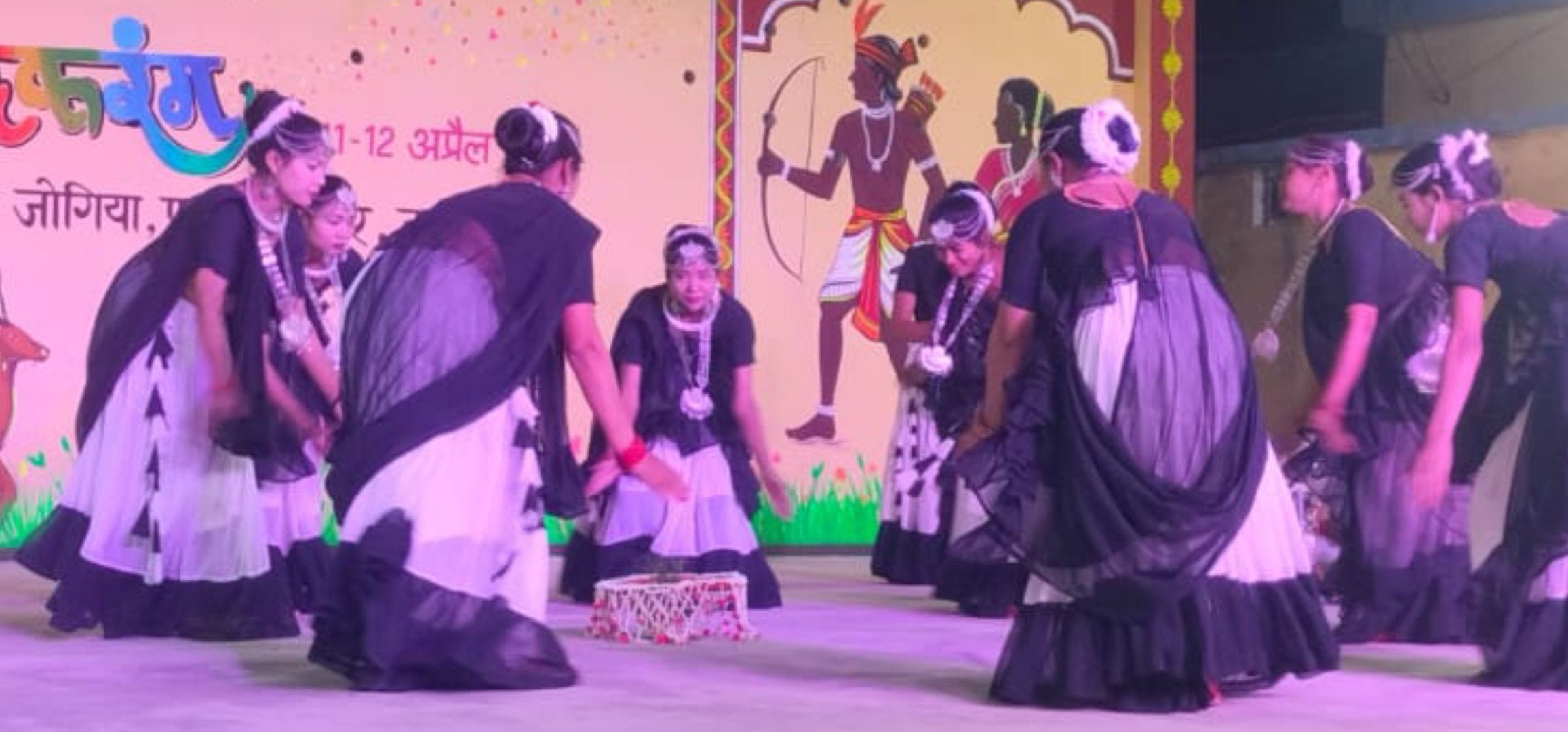 जोगियां जनूबी पट्टी में आयोजित लोकरंग महोत्सव में कला का प्रदर्शन करते संभावना कला मंच गाजीपुर 